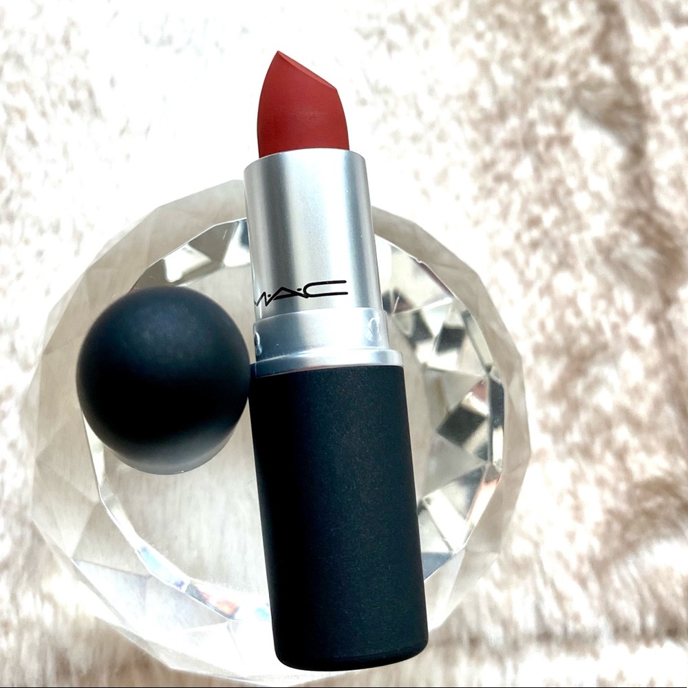 MAC Powder Kiss Lipstick 916 devoted to chili DEVOTED TO CHILI - Warm brick red - Picture 3 of 8